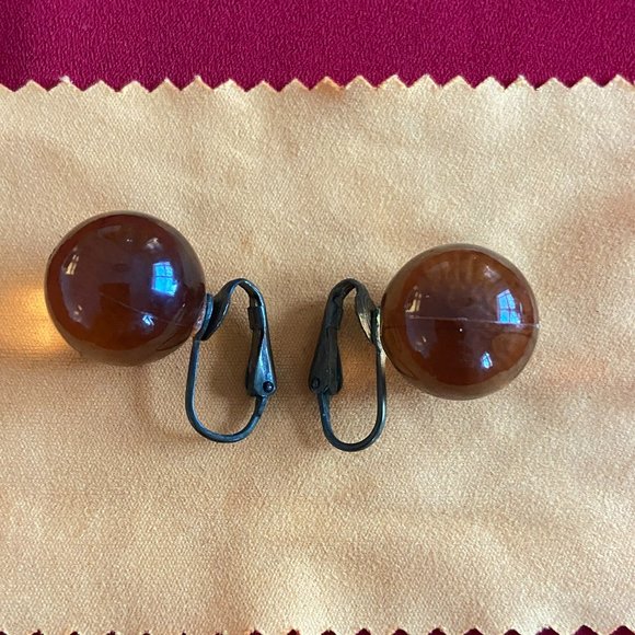 Vintage Clip-On Earrings - Picture 2 of 8